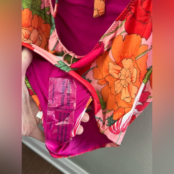 New Trina Turk | SUNNY BLOOM UNDERWIRE ONE
PIECE size 14 - Picture 8 of 11